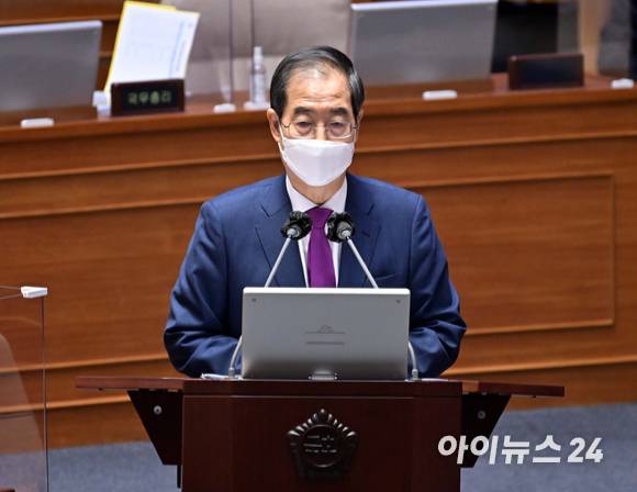 한덕수 국무총리가 21일 서울 여의도 국회에서 열린 본회의 경제 분야 대정부 질문에서 김태년 더불어민주당 의원 질의에 답하고 있다. [사진=김성진 기자]