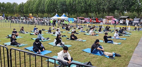지난 20일 '경산 대학인 청춘공감페스티벌'에서 대학생들이 멍때리기 대회를 펼치고 있다. [사진=경산시]