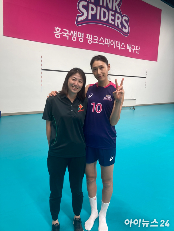 흥국생명 김연경이 21일 열린 일본 JT 마블러스와 연습경기를 마친 뒤 다나구치 마사미 JT 여자배구단 제너럴 매니저와 기념촬영했다. 김연경이 2009-10, 2010-11시즌 JT에서 뛸 당시 다나구치 GM과 함께 팀 동료로 만났다. [사진=류한준 기자]