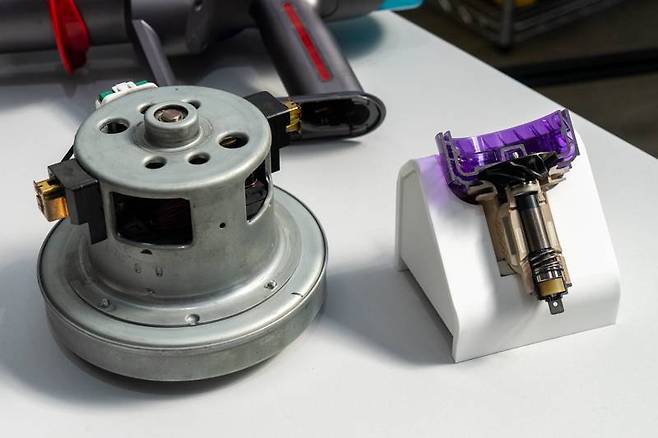 직전 세대 모델에 탑재된 하이퍼디미엄 모터와 다이슨 젠5 디텍트에 탑재된 새로운 하이퍼디미엄 모터. 출처=IT동아