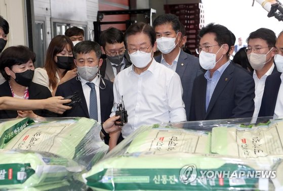이재명 더불어민주당 대표가 16일 전북 김제 김제농협 미곡창고를 찾아 도정된 쌀을 살피고 있다. 연합뉴스