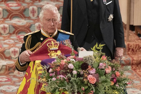 찰스 3세 국왕이 19일 세인트 조지 예배당에서 여왕의 장례 예식을 치르고 있다. AP=연합뉴스
