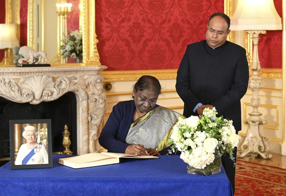 드루파디 무르무 인도 대통령이 현지 시간으로 18일 런던 랭커스터 하우스에서 엘리자베스 2세 여왕을 애도하는 조문록을 작성하고 있다. AP=연합뉴스