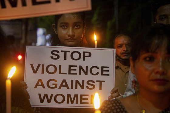 인도의 한 여성이 여성에 대한 폭력에 항의하는 팻말을 들고 있다. AP