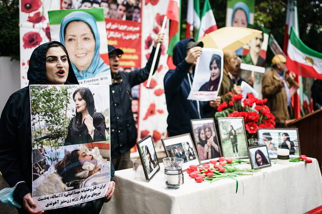 20일(현지시간) 독일 베를린 소재 이란대사관 앞에서 시위대가 마흐사 아미니를 추모하고 있다. EPA연합뉴스