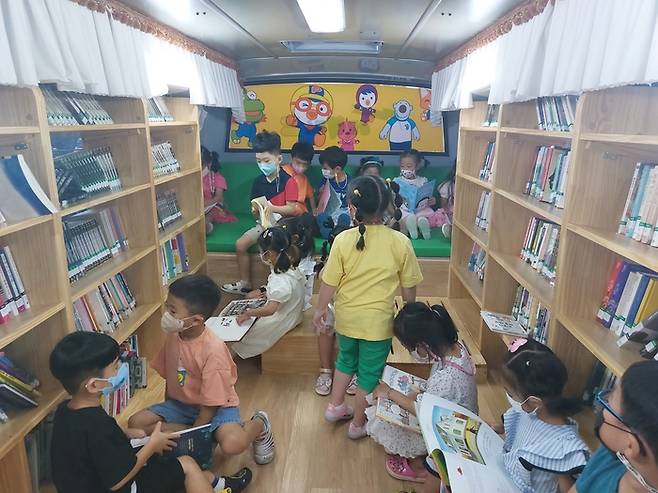 전남 강진군이 운영하고 있는 이동도서관에서 아이들이 책을 읽고 있다. 강진군은 ‘책 읽기’를 군 주요 시책으로 추진하고 있다. 강진군 제공.