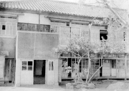 1965년 문을 연 강진군립도서관. 이 도서관은 전남지역에 처음으로 설립된 공공도서관 이다. 강진군 제공.