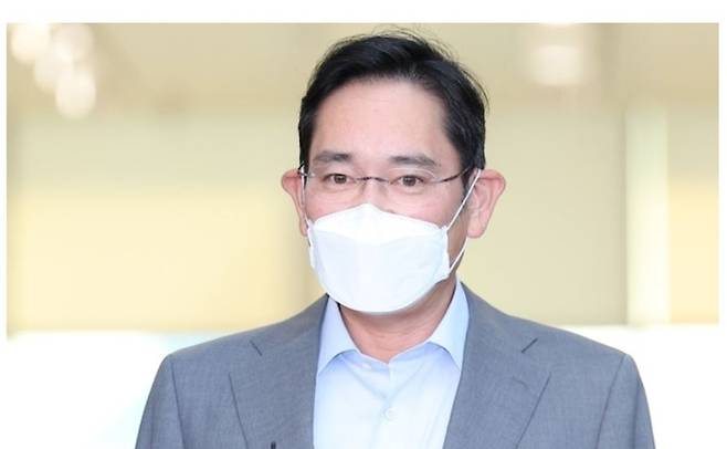 2주간의 해외 출장을 마친 이재용 삼성전자 부회장이 21일 강서구 서울김포비즈니스항공센터를 통해 귀국해 취재진 질문에 답하고 있다. 연합뉴스