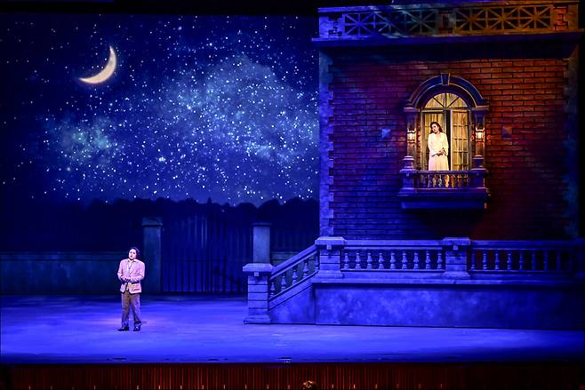 Tenor Choi Won-whi and soprano Park So-young perform in a rehearsal of “Romeo et Juliette” on Tuesday. (Sejong Center for the Performing Arts)