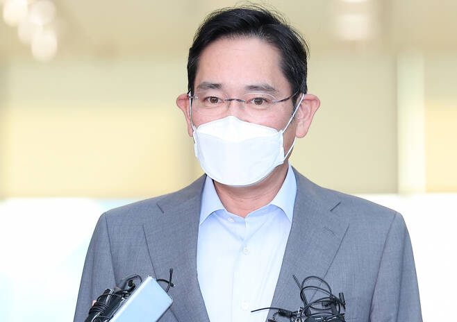Samsung Electronics Vice Chairman Lee Jae-yong speaks to reporters at Seoul Gimpo Business Aviation Center Wednesday. (Yonhap)