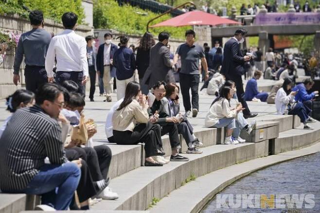 서울 중구 청계천 인근에서 시민들이 마스크를 벗고 휴식을 취하고 있다. 사진은 기사와 직접 관련이 없습니다.   사진=임형택 기자