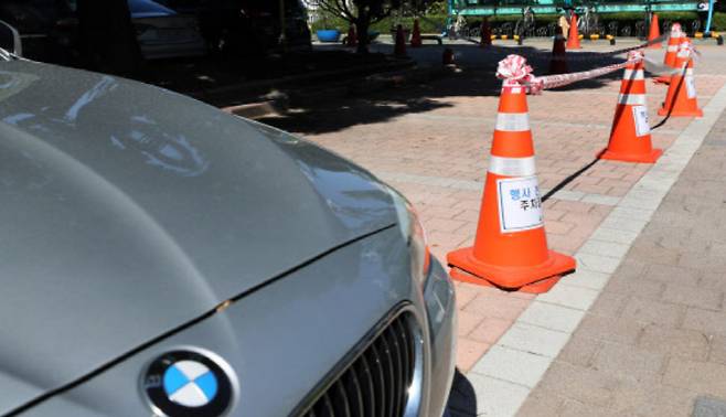 서울 종로구 정부서울청사 지상주차장에 BMW 자동차가 주차되어 있다. [사진 = 연합뉴스]