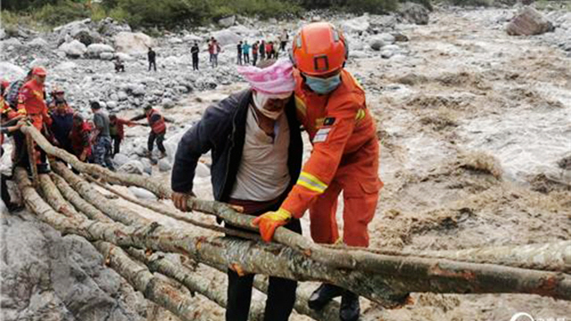 중국 쓰촨성 간쯔장족자치주 루딩현에서 구조대원들이 생존자를 구조하고 있다. [사진 = 연합뉴스]