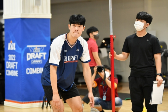 고려대 이두원이 20일 KBL 센터에서 진행된 2022 KBL 신인선수 드래프트 컴바인에서 204.4cm로 압도적인 신장을 자랑했다. 사진=KBL 제공