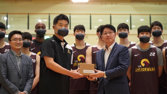 필리핀 전지훈련 중인 LG가 필리핀 법인으로부터 LG 퓨리케어 마스크를 선물 받았다. 사진=LG 제공