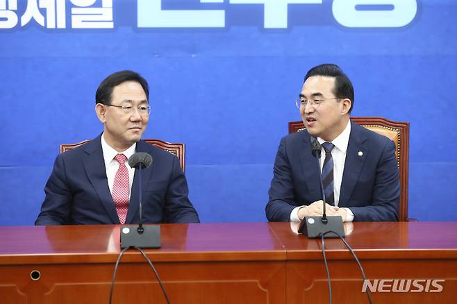 [서울=뉴시스] 최진석 기자 = 박홍근 더불어민주당 원내대표가 21일 서울 여의도 국회에서 주호영 국민의힘 원내대표를 접견해 인사말을 하고 있다. (공동취재사진) 2022.09.21. photo@newsis.com