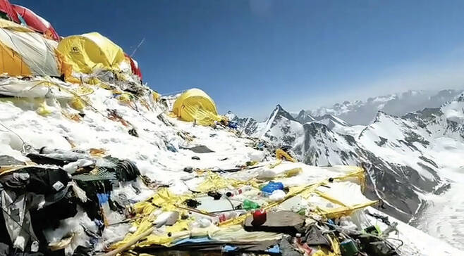 K2 고소캠프에 널린 쓰레기. 텐트, 매트리스 등이다. 사진 플로르 쿠엔카.
