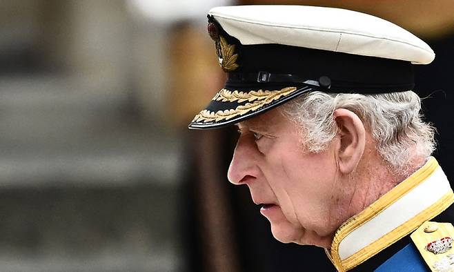 찰스 3세 영국 국왕이 모후 엘리자베스 2세의 장례식이 열린 지난 19일(현지시간) 굳은 표정을 지은 채 런던 웨스트민스터 사원에 도착하고 있다. 런던=AFP연합뉴스