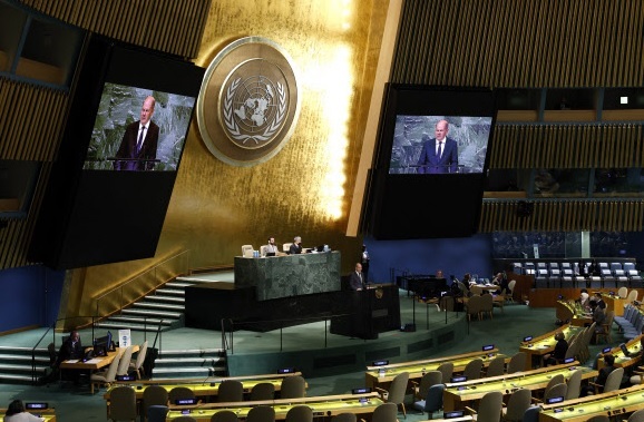 20일(현지시간) 미국 뉴욕 유엔본부에서 열린 유엔 총회에 참석한 각국 대표들이 올라프 숄츠 독일 총리의 연설을 듣고 있다. 뉴욕=AFP연합뉴스