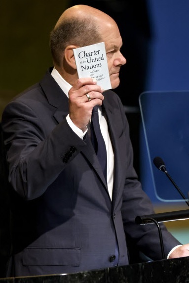 올라프 숄츠 독일 총리가 20일(현지시간) 미국 뉴욕 유엔본부에서 열린 유엔 총회에 참석해 연설하던 도중 단호한 표정으로 ‘유엔 헌장’ 책자를 들어 보이고 있다. 뉴욕=AFP연합뉴스