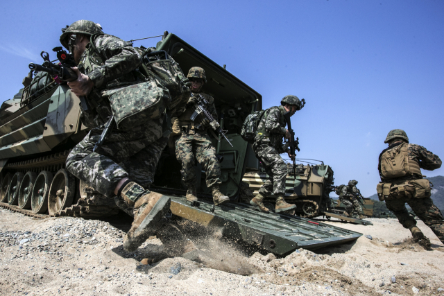 2015년 3월 30일 실시된 ‘쌍룡훈련’에서 장병들이 상륙 돌격 장갑차에서 내리고 있다. 사진 제공=해병대