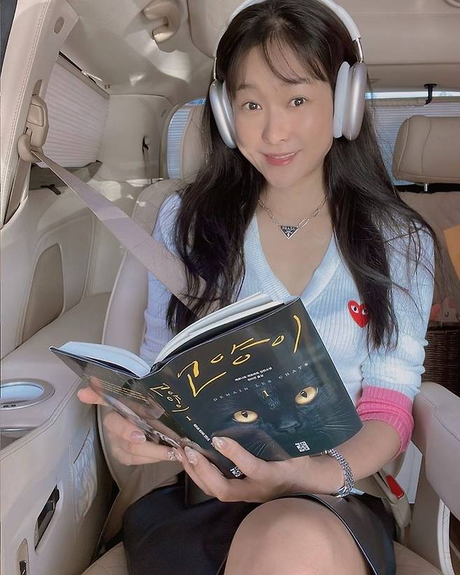 Hyun Young posted a picture of herself enjoying a relaxing time.Talent Hyun Young posted a post on his SNS (Social Network Service) on the 21st, wearing headphones and enjoying his hobbies.I am enjoying my time on the way to Seoul to go to school and work in Seoul, said Hyun Young, who posted a picture of reading a book with headphones, explaining a leisurely time.It is a famous song I think I loved you by Yoon Do Hyun.I do not think there is such a song in autumn ~ This emotional explosion ~ Ah, I meet Kang Kyun Sung at Noel in the afternoon, but I have to listen to Noel song.I should listen to my wedding day when I think about the proposal of Noel. What are your fathers doing this time now? If you are free this morning, will you play with me about books?Meanwhile, Hyun Young married a general husband who is engaged in financial business in 2021 and has one male and one female.