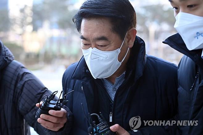 법원 들어서는 최윤길 전 성남시의회 의장 [연합뉴스 자료사진]