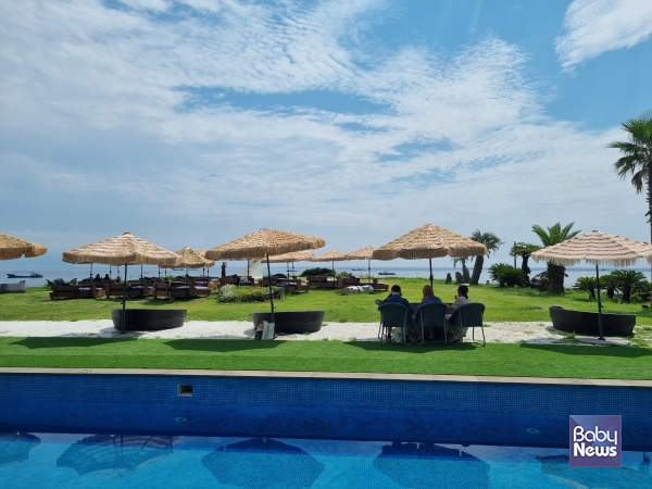 일일드라마 '미워도 사랑해' 촬영장소인 성산읍 카페를 찾은 여행객들. ⓒ김재원