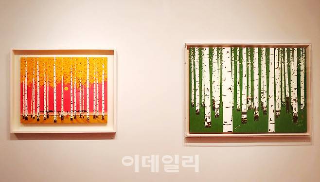 노화랑 ‘이수동 전’ 전경. ‘사랑가’(2022·53.0×65.1㎝·왼쪽)와 ‘하(夏)사랑’(2020·65.1×90.9㎝)이 나란히 걸렸다. ‘자작나무’는 작가의 상징이자 기원이기도 하다. 30여점 전시작 중 자작나무를 들인 작품이 얼추 절반이다. 그 속에 한 쌍의 연인을 ‘손톱 만한’ 크기로 숨겨뒀다(사진=오현주 문화전문기자).