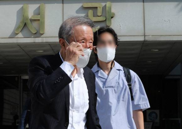 홍원식 남양유업 회장이 지난 6월 21일 오후 서초구 서울중앙지법에서 남양유업과 한앤컴퍼니 양사의 계약 불이행 관련 주식양도 소송 7차 변론기일을 마치고 법원을 나서고 있다. (사진=뉴스1)