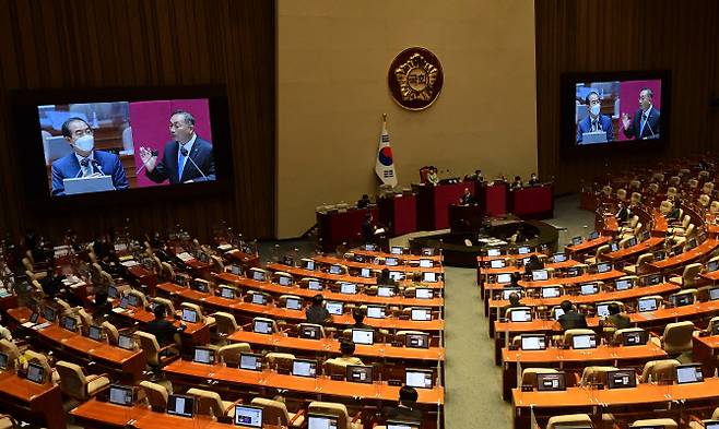 김원이 더불어민주당 의원이 22일 서울 여의도 국회에서 열린 본회의 교육·사회·문화 분야 대정부질문에서 한덕수 국무총리에게 질의하고 있다.(사진=국회사진기자단)