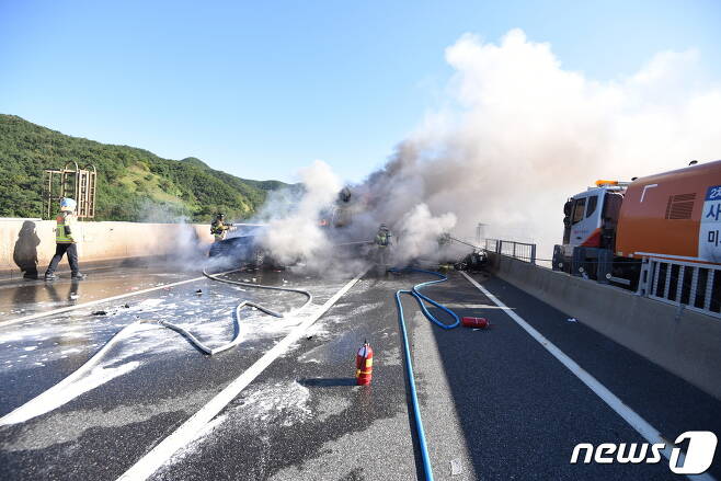 21일 통영대전고속도로 남대전 나들목 인근에서 발생한 7충 추돌 사고 모습(대전동부소방서 제공)/뉴스1