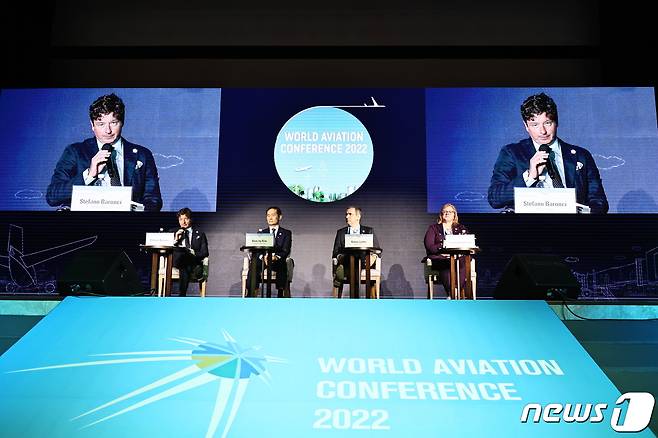 지난 21일 인천 파라다이스시티에서 열린 제6회 세계항공컨퍼런스 세션 1에서 연사들이 토론을 하고 있다. (인천국제공항 제공) 2022.9.22/뉴스1