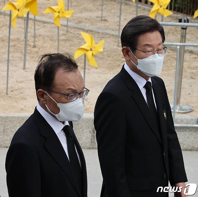 이해찬 더불어민주당 전 대표(왼쪽)와 이재명 총괄선거대책위원장이 23일 오후 경남 김해 봉하마을에서 열린 고 노무현 전 대통령 13주기 추도식에서 노 전 대통령의 묘역에 참배를 마친 뒤 추도식장을 나서고 있다. (공동취재) 2022.5.23/뉴스1 ⓒ News1 유승관 기자