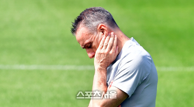 축구대표팀 벤투 감독이 20일 파주NFC에서 진행된 소집훈련 둘쨋날 전술훈련을 지휘하던중 생각에 잠겨 있다. 축구대표팀은 9월 코스타리카, 우즈베키스탄, 카메룬과 연속으로 평가전을 치르며 카타르월드컵을 대비하고 있다.   2022.09.20.파주 | 강영조기자kanjo@sportsseoul.com