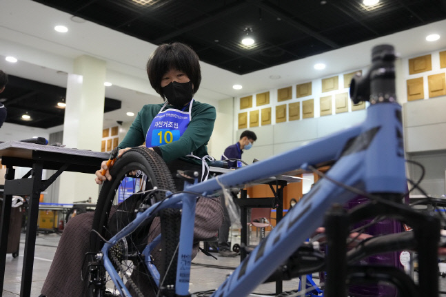 전국장애인기능경기대회에서 자전거 조립 직종에 참가한 선수가 경기에 열중하고 있다.
