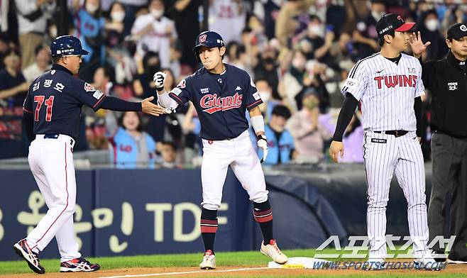 2022 KBO리그 LG트윈스와 롯데자이언츠의 경기가 22일 서울잠실야구장에서 열렸다. 롯데 황성빈이 3회초 무사 1,2루에서 2타점 3루타를 치고 있다.  잠실=최문영 기자 deer@sportschosun.com/2022.09.22/