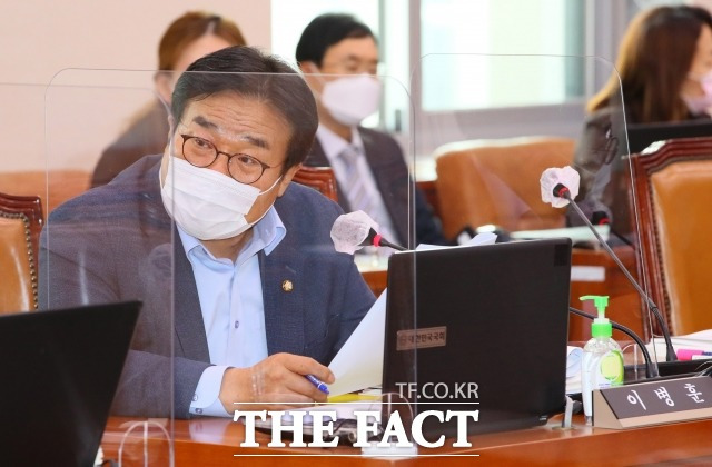 이병훈 더불어민주당 의원이 22일 미국 현지 행사에서 비속어 섞인 발언을 한 것이 포착된 윤석열 대통령을 거론하며 한덕수 국무총리를 향해 "대통령의 말실수 하나로 미국과의 관계에서 외교적 부담이 될 것으로 보인다"며 "대통령이 나라 안팎에서 하도 사고를 치니 국민들은 오늘도 어떤 사고를 칠까 걱정한다"라고 비판했다. /남윤호 기자