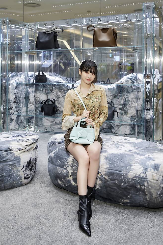 사진 : 현아&르세라핌 채원, 아크네 스튜디오 신규 매장 방문 (사진제공 : 아크네 스튜디오)