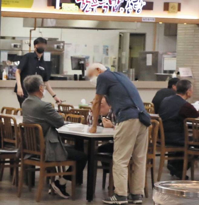 지난해 전국 매출 1~3위 고속도로 휴게소에서 파는 음식 값이 시중 음식점에 비해 30% 이상 비싼 것으로 드러났다. 국토교통부는 지난달 전국 207개 고속도로 휴게소 음식 값을 10% 인하해 주자고 산하 기관인 한국도로공사에 제안했지만 도공은 이를 거부했다. 사진은 지난 7일 한 고속도로 휴게소 식당의 모습. /오종찬 기자