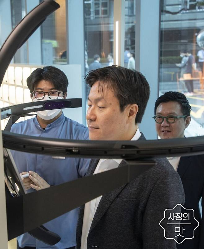 박형진 대표가 브리즘 서울시청점에 설치돼 있는 장비를 통해 얼굴 3D 스캐닝을 하고 있는 모습. /박상훈 기자
