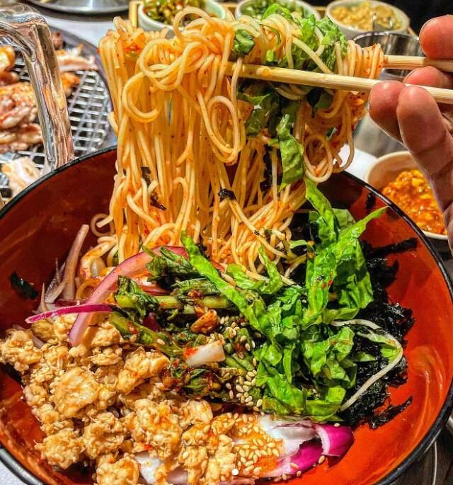 송계옥의 대표 사이드 메뉴인 '송계옥 비빔면'. 어간장에 새콤달콤한 특제 양념소스를 섞어 만들었다. 송계옥의 음식점 리뷰에는 '비빔면 맛집'이라는 후기가 많다./송계옥 인스타그램