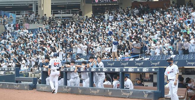 지난달 14일 경남 창원NC파크에서 열린 프로야구 '2022 신한은행 쏠(SOL) KBO 리그' NC 다이노스와 LG 트윈스 경기. 야구팬들이 응원하고 있다. /연합뉴스