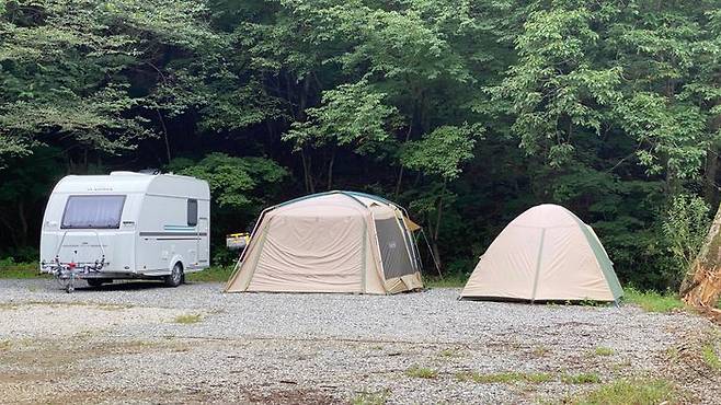 등록을 하지 않은 채 주차장을 캠핑장으로 운영하고 있다. ⓒ 경기도