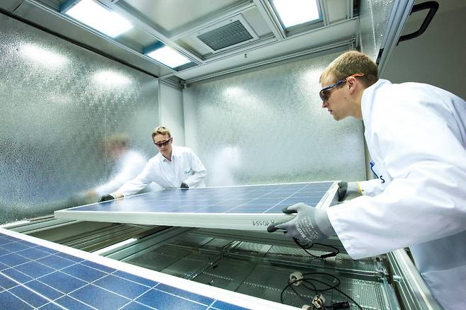 한화솔루션 큐셀부문(한화큐셀)이 독일 기술혁신센터에서 태양광 모듈 품질을 테스트하고 있다. [사진= 한화그룹 제공]
