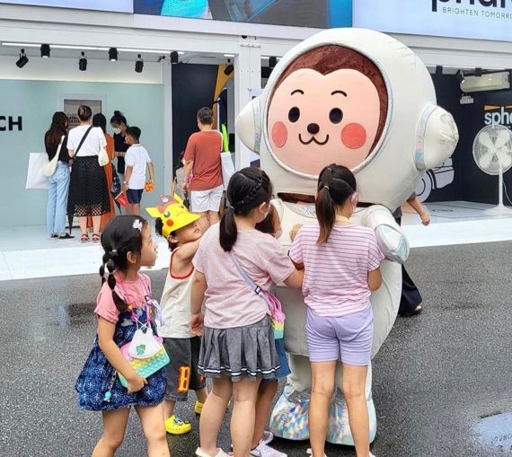 이마트24 원둥이 캐릭터가 지난 8월에 열린 '서울페스타'에 참석한 모습. 이마트24 제공.