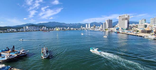 맑고 푸른 하늘이 가을 분위기를 물씬 풍기는 22일 오전 속초 청초호에서 요트와 어선들이 분주히 움직이고 있다. 연합뉴스