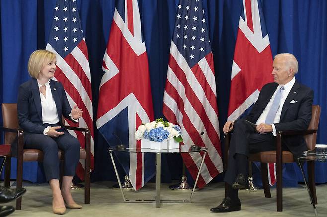 조 바이든 미국 대통령과 리즈 트러스 영국 총리가 21일 정상회담을 하고 있다. 뉴욕/AP 연합뉴스