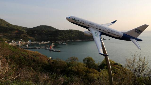 지난해 4월 가덕도 신공항이 들어설 예정인 대항마을 들머리 전망대엔 작은 항공기 모형이 세워져 있다. 항공기 몸통에 “탄소중립 이행하라! 가덕도 신공항 절대 반대!”라는 글이 적혀 있다. 류우종 <한겨레21> 기자 wjryu@hani.co.kr