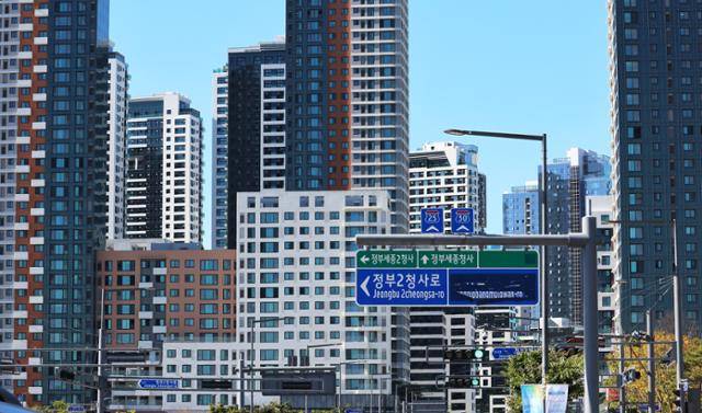 세종과 인천 일부 지역이 투기과열지구에서 해제됐다. 사진은 같은 날 세종 시내 아파트 단지 모습. 연합뉴스